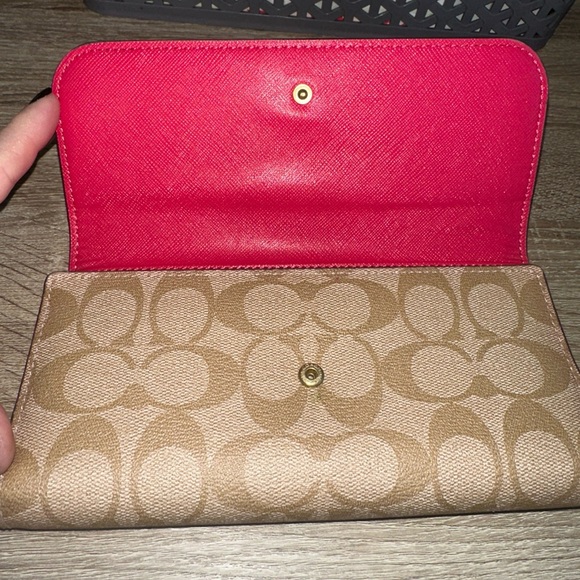 Coach Peyton Signature checkbook wallet - Picture 3 of 9